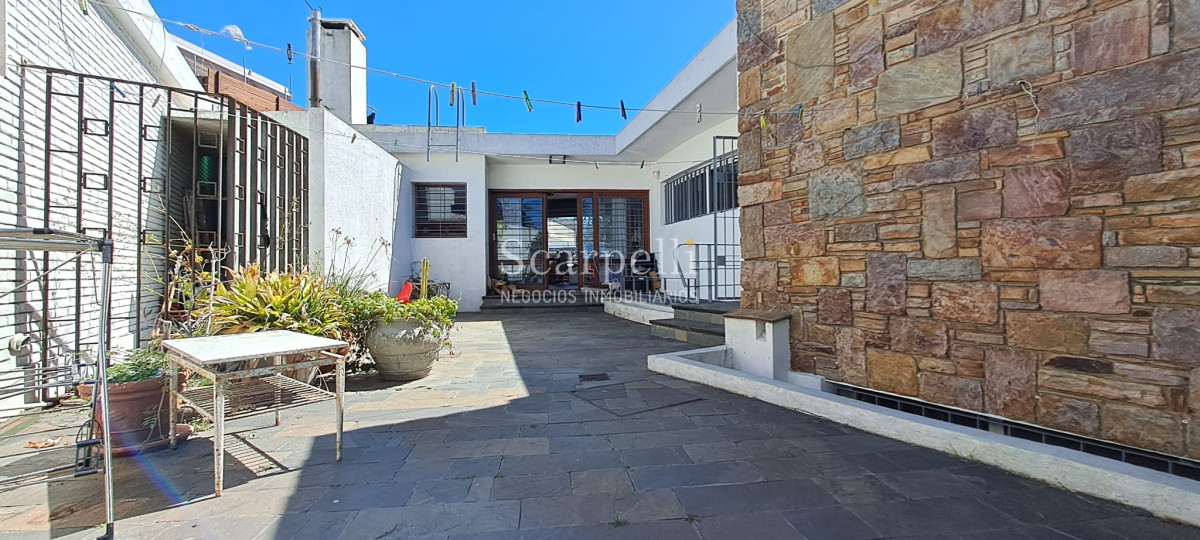 Casa ID.45280 - Punta Gorda Excelente Arquitectura con sello propio a mts. de la Rambla y muy próximo al Centro Comercial en apacible entorno