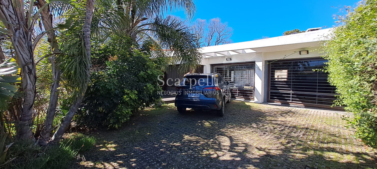 Casa ID.45280 - Punta Gorda Excelente Arquitectura con sello propio a mts. de la Rambla y muy próximo al Centro Comercial en apacible entorno