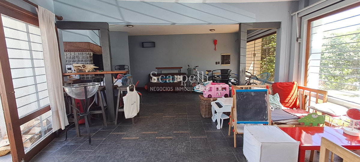 Casa ID.45280 - Punta Gorda Excelente Arquitectura con sello propio a mts. de la Rambla y muy próximo al Centro Comercial en apacible entorno