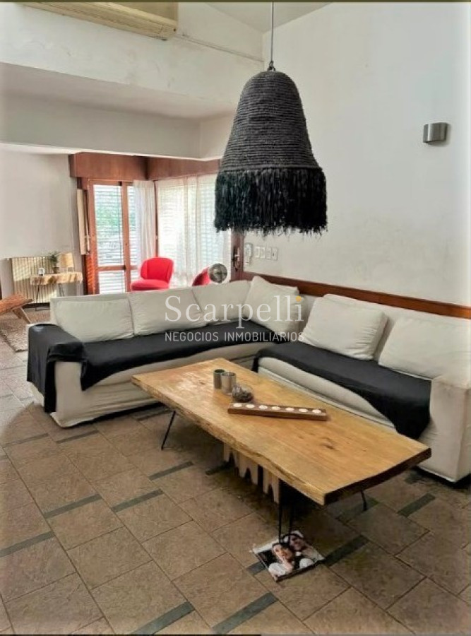 Casa ID.45280 - Punta Gorda Excelente Arquitectura con sello propio a mts. de la Rambla y muy próximo al Centro Comercial en apacible entorno