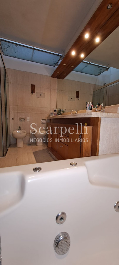Casa ID.45280 - Punta Gorda Excelente Arquitectura con sello propio a mts. de la Rambla y muy próximo al Centro Comercial en apacible entorno