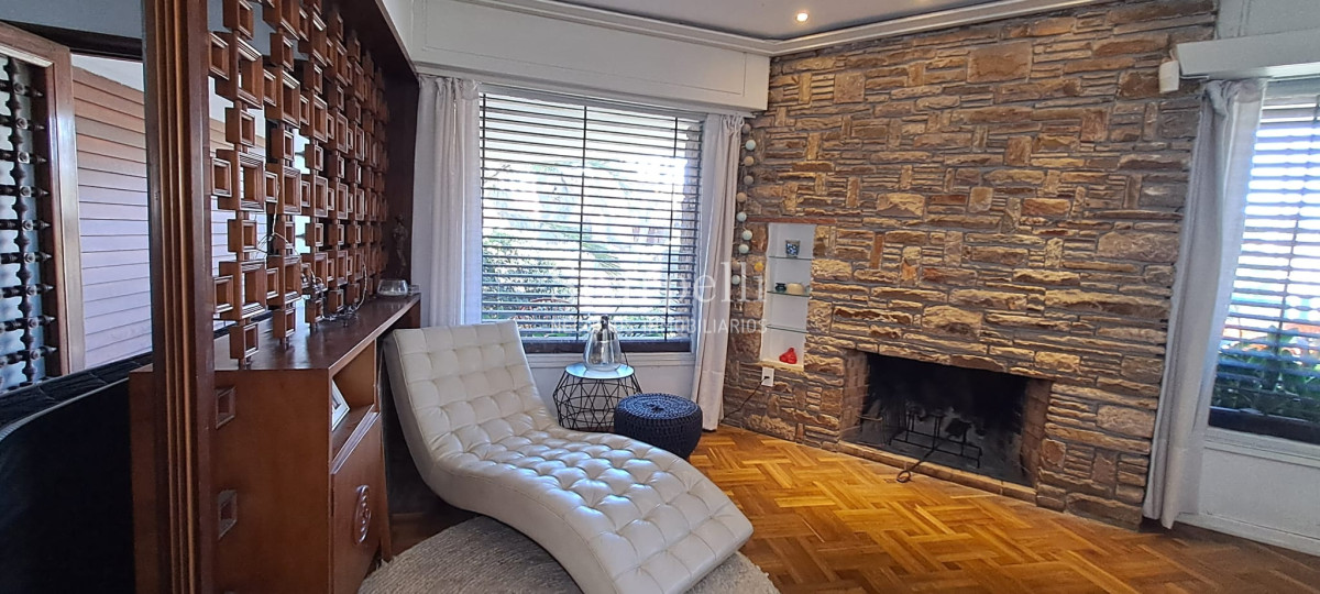 Casa ID.45280 - Punta Gorda Excelente Arquitectura con sello propio a mts. de la Rambla y muy próximo al Centro Comercial en apacible entorno