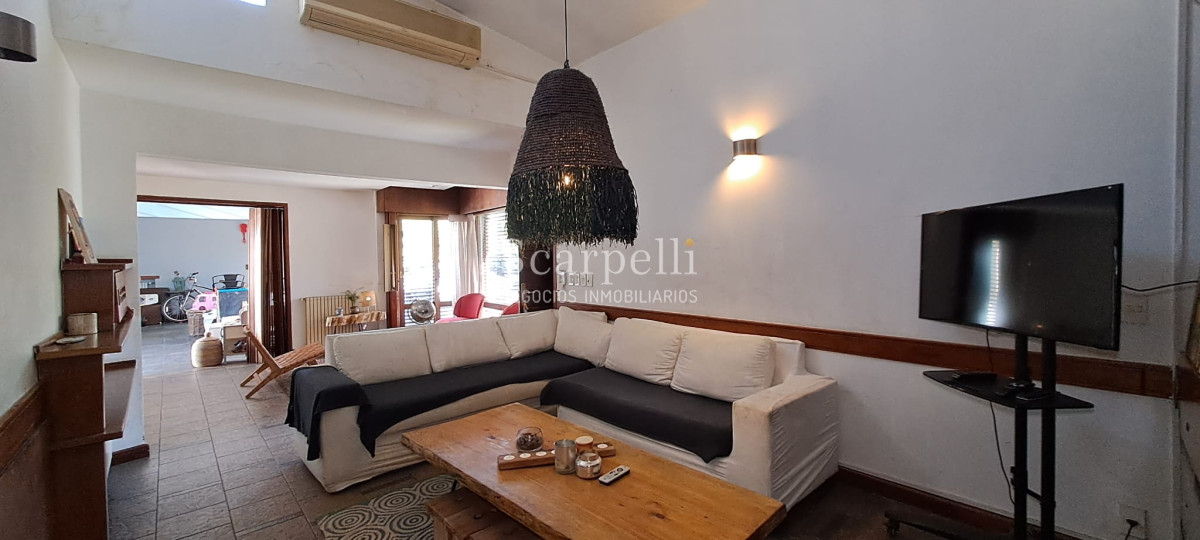 Casa ID.45280 - Punta Gorda Excelente Arquitectura con sello propio a mts. de la Rambla y muy próximo al Centro Comercial en apacible entorno