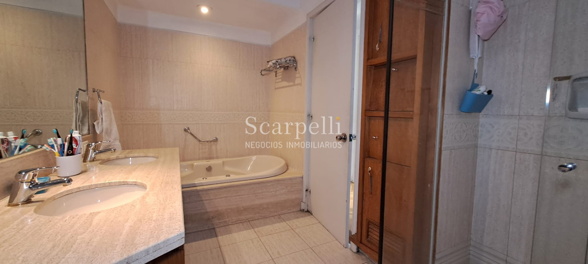 Casa ID.45280 - Punta Gorda Excelente Arquitectura con sello propio a mts. de la Rambla y muy próximo al Centro Comercial en apacible entorno