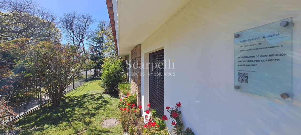 Casa ID.45280 - Punta Gorda Excelente Arquitectura con sello propio a mts. de la Rambla y muy próximo al Centro Comercial en apacible entorno