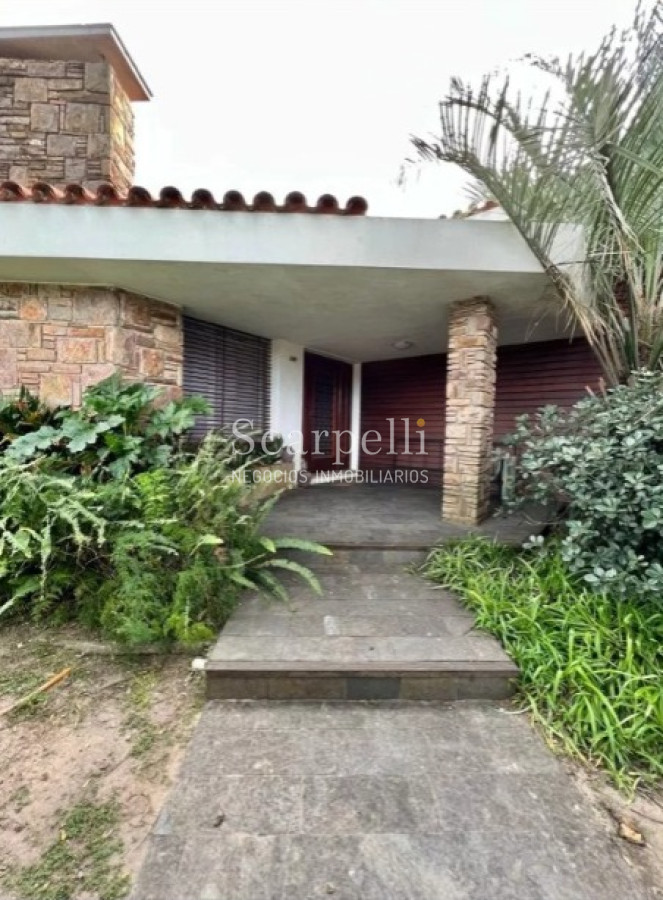 Casa ID.45280 - Punta Gorda Excelente Arquitectura con sello propio a mts. de la Rambla y muy próximo al Centro Comercial en apacible entorno