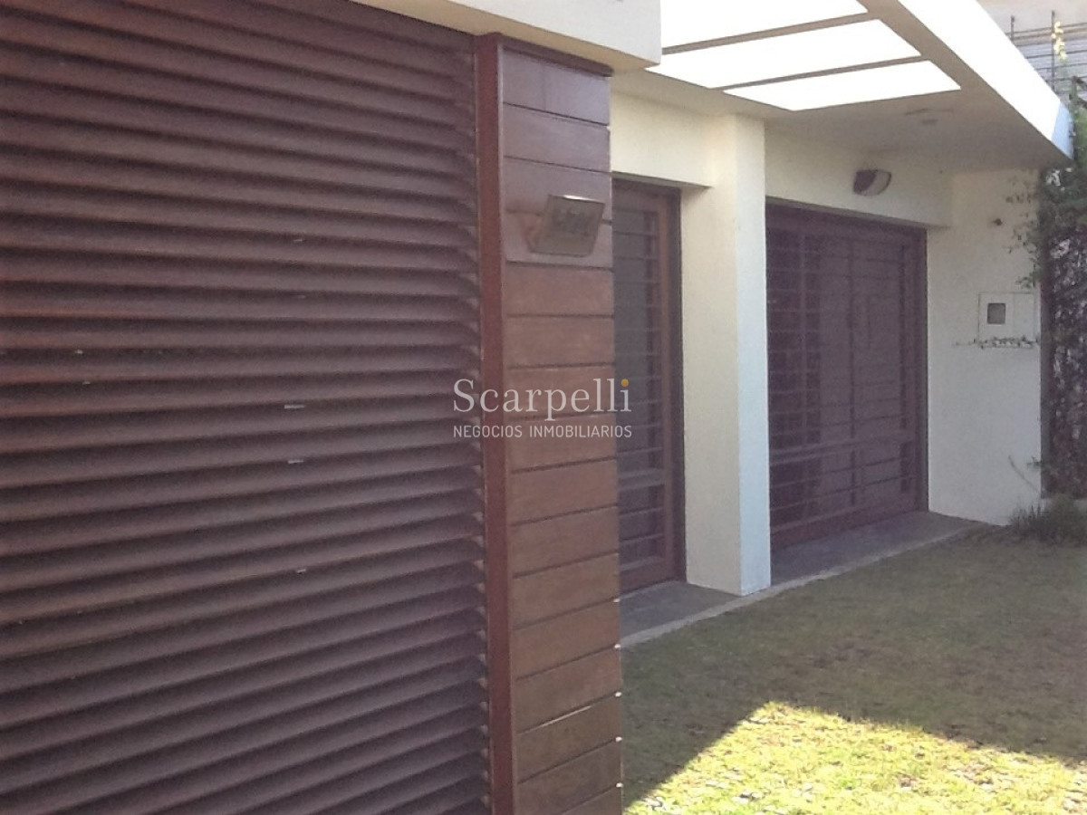 Casa ID.45280 - Punta Gorda Excelente Arquitectura con sello propio a mts. de la Rambla y muy próximo al Centro Comercial en apacible entorno