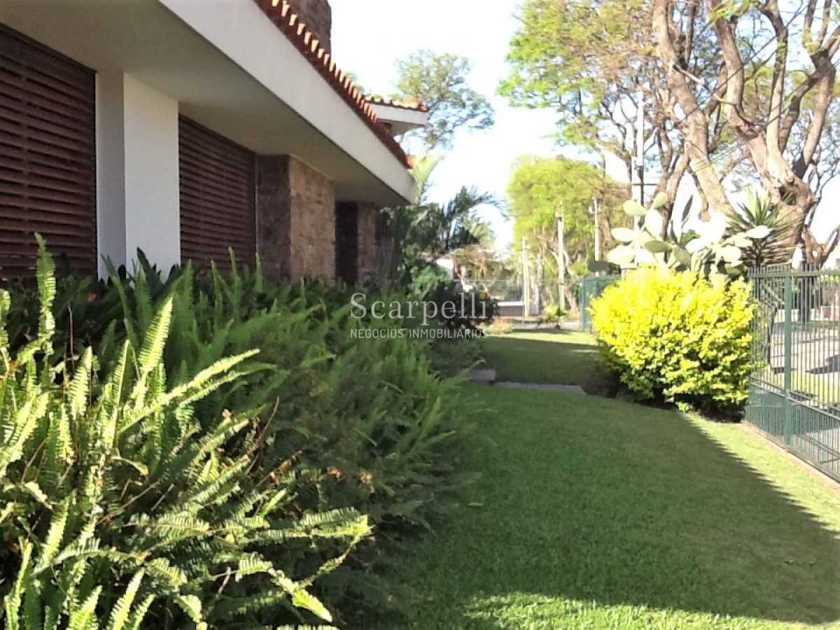 Casa ID.45280 - Punta Gorda Excelente Arquitectura con sello propio a mts. de la Rambla y muy próximo al Centro Comercial en apacible entorno