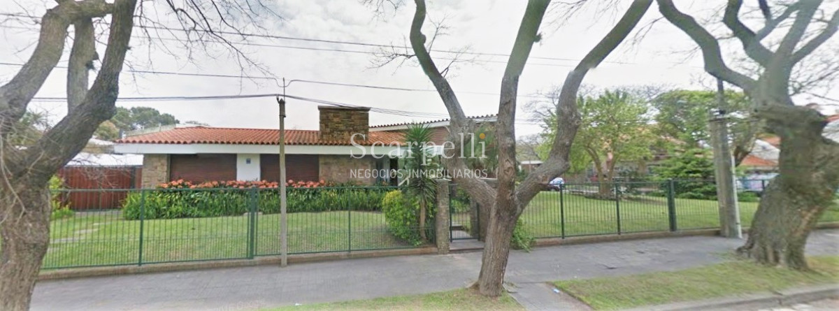 Casa ID.45280 - Punta Gorda Excelente Arquitectura con sello propio a mts. de la Rambla y muy próximo al Centro Comercial en apacible entorno