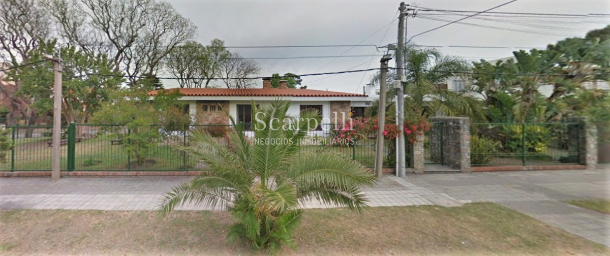 Casa ID.45280 - Punta Gorda Excelente Arquitectura con sello propio a mts. de la Rambla y muy próximo al Centro Comercial en apacible entorno