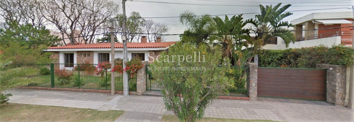 Casa ID.45280 - Punta Gorda Excelente Arquitectura con sello propio a mts. de la Rambla y muy próximo al Centro Comercial en apacible entorno