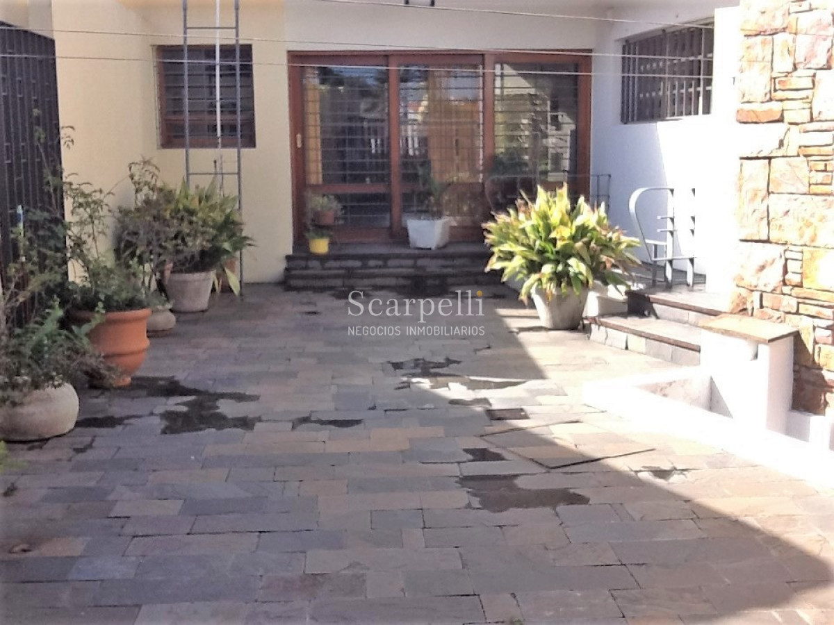 Casa ID.45280 - Punta Gorda Excelente Arquitectura con sello propio a mts. de la Rambla y muy próximo al Centro Comercial en apacible entorno