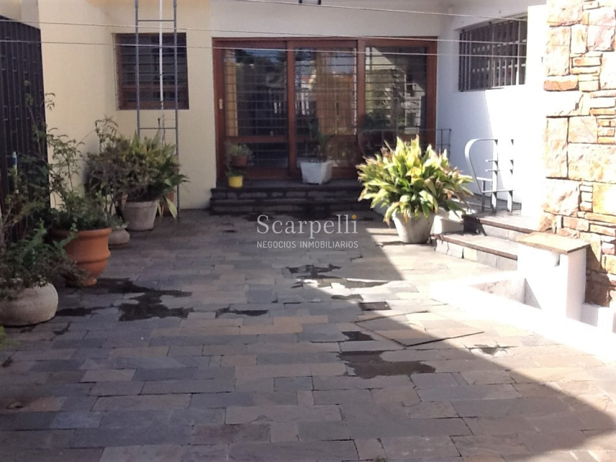 Casa ID.45280 - Punta Gorda Excelente Arquitectura con sello propio a mts. de la Rambla y muy próximo al Centro Comercial en apacible entorno