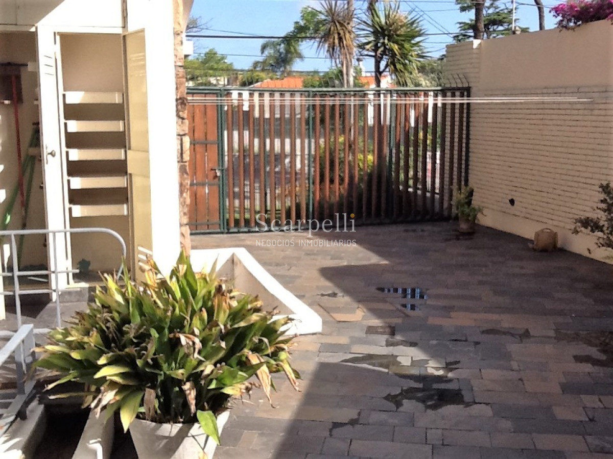 Casa ID.45280 - Punta Gorda Excelente Arquitectura con sello propio a mts. de la Rambla y muy próximo al Centro Comercial en apacible entorno