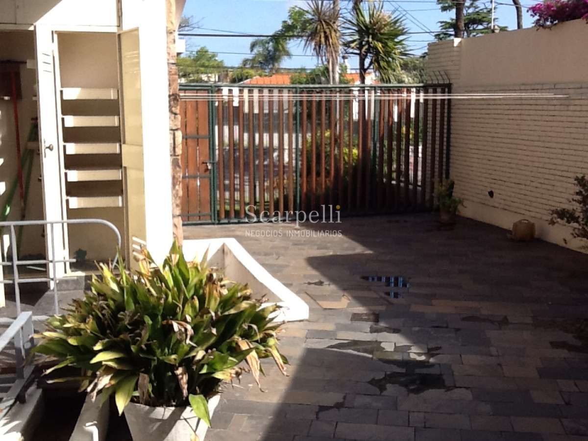 Casa ID.45280 - Punta Gorda Excelente Arquitectura con sello propio a mts. de la Rambla y muy próximo al Centro Comercial en apacible entorno