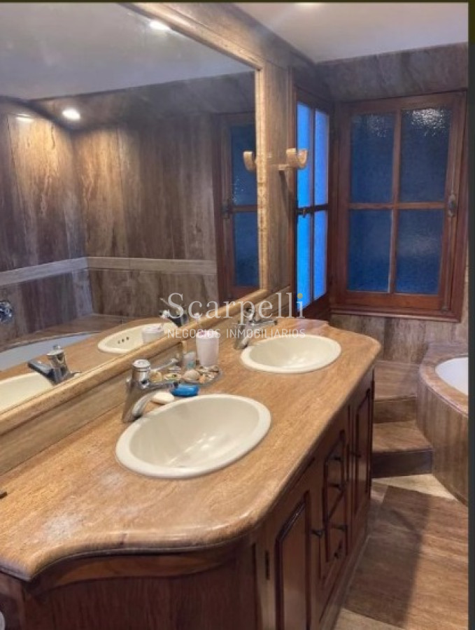 Casa ID.45617 - Estupenda Residencia con mucha Piedra y madera estilo Casa de Montaña Próximo Cooper y Mariano Uriarte con casi 500 m2 edificados