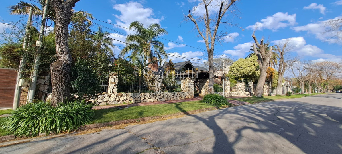 Casa ID.45617 - Estupenda Residencia con mucha Piedra y madera estilo Casa de Montaña Próximo Cooper y Mariano Uriarte con casi 500 m2 edificados