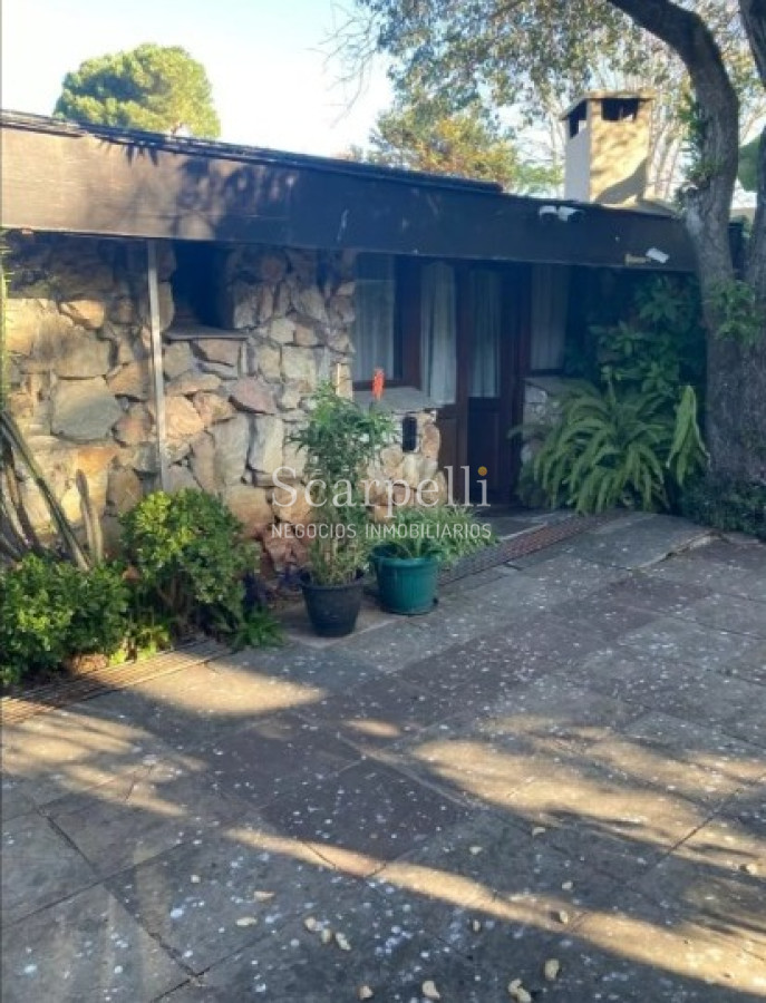 Casa ID.45617 - Estupenda Residencia con mucha Piedra y madera estilo Casa de Montaña Próximo Cooper y Mariano Uriarte con casi 500 m2 edificados