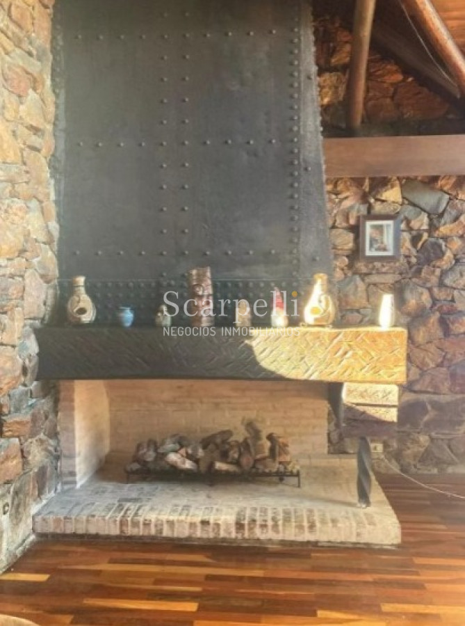 Casa ID.45617 - Estupenda Residencia con mucha Piedra y madera estilo Casa de Montaña Próximo Cooper y Mariano Uriarte con casi 500 m2 edificados