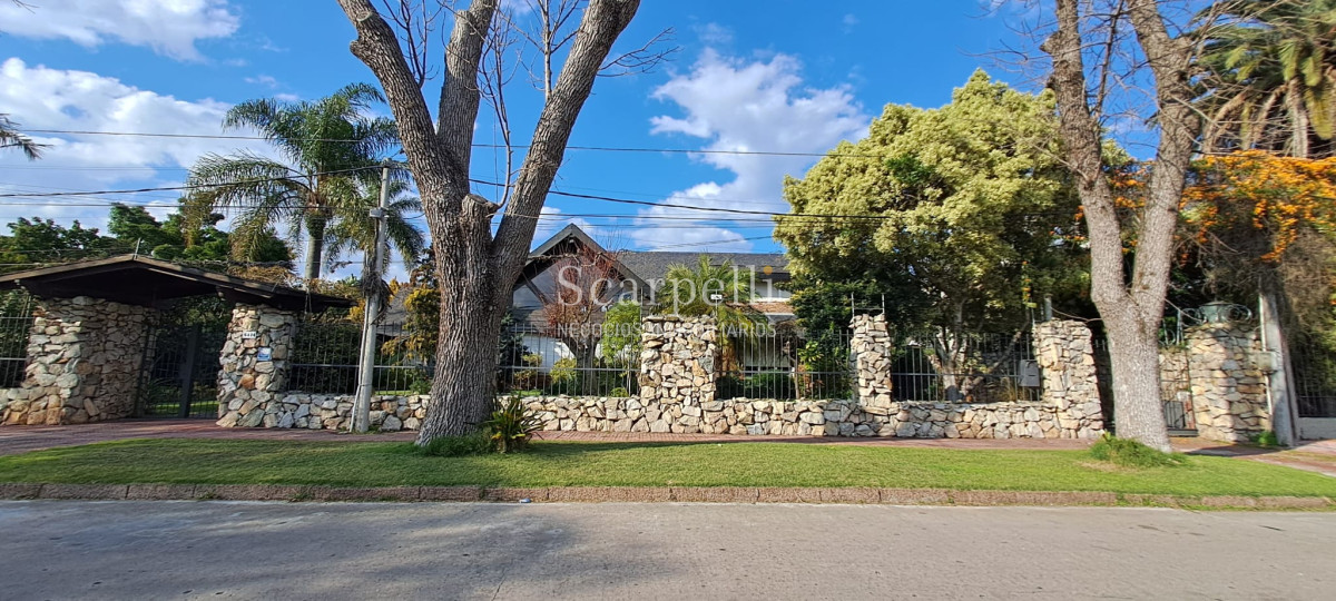 Casa ID.45617 - Estupenda Residencia con mucha Piedra y madera estilo Casa de Montaña Próximo Cooper y Mariano Uriarte con casi 500 m2 edificados