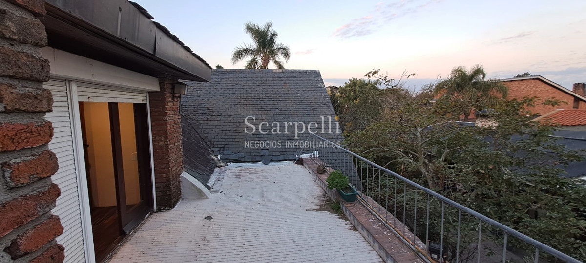 Casa ID.45617 - Estupenda Residencia con mucha Piedra y madera estilo Casa de Montaña Próximo Cooper y Mariano Uriarte con casi 500 m2 edificados