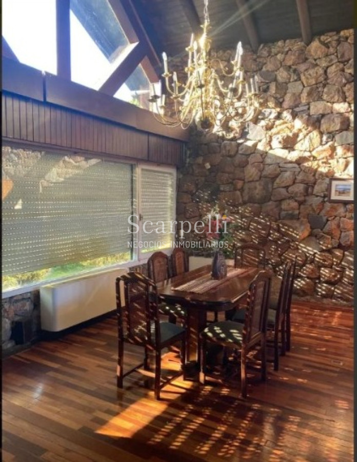Casa ID.45617 - Estupenda Residencia con mucha Piedra y madera estilo Casa de Montaña Próximo Cooper y Mariano Uriarte con casi 500 m2 edificados