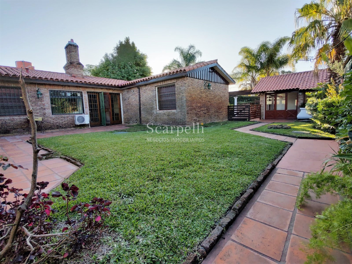 Casa ID.4626 - Arocena Próximo Venta Casa 1 planta Carrasco Tradicional 4 dormitorios 3 baños 2 Garages