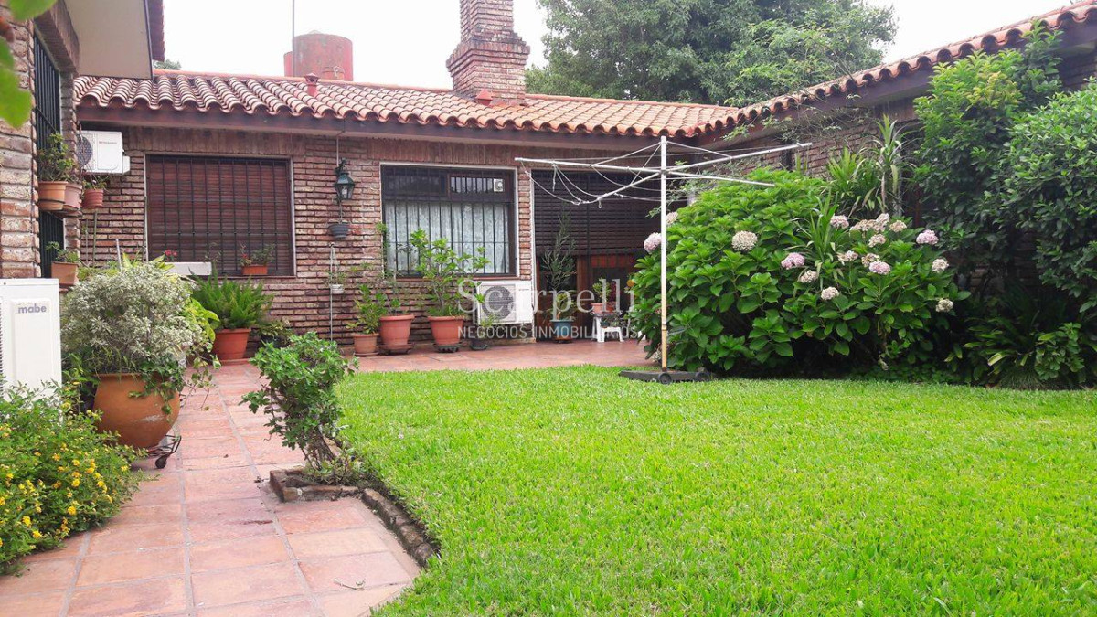 Casa ID.4626 - Arocena Próximo Venta Casa 1 planta Carrasco Tradicional 4 dormitorios 3 baños 2 Garages