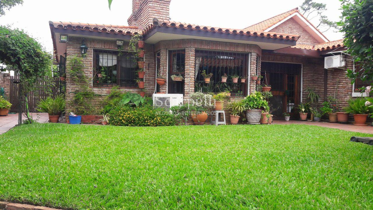 Casa ID.4626 - Arocena Próximo Venta Casa 1 planta Carrasco Tradicional 4 dormitorios 3 baños 2 Garages