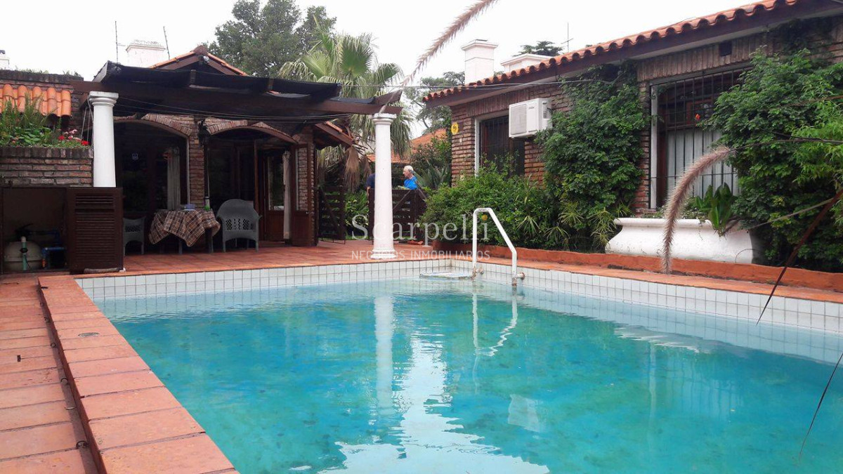 Casa ID.4626 - Arocena Próximo Venta Casa 1 planta Carrasco Tradicional 4 dormitorios 3 baños 2 Garages