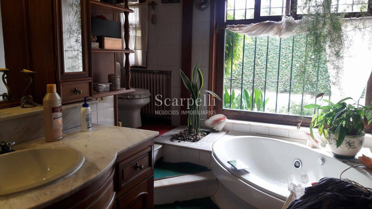 Casa ID.4626 - Arocena Próximo Venta Casa 1 planta Carrasco Tradicional 4 dormitorios 3 baños 2 Garages