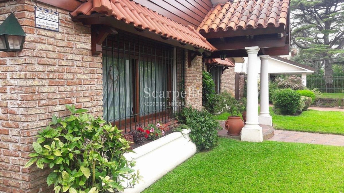 Casa ID.4626 - Arocena Próximo Venta Casa 1 planta Carrasco Tradicional 4 dormitorios 3 baños 2 Garages