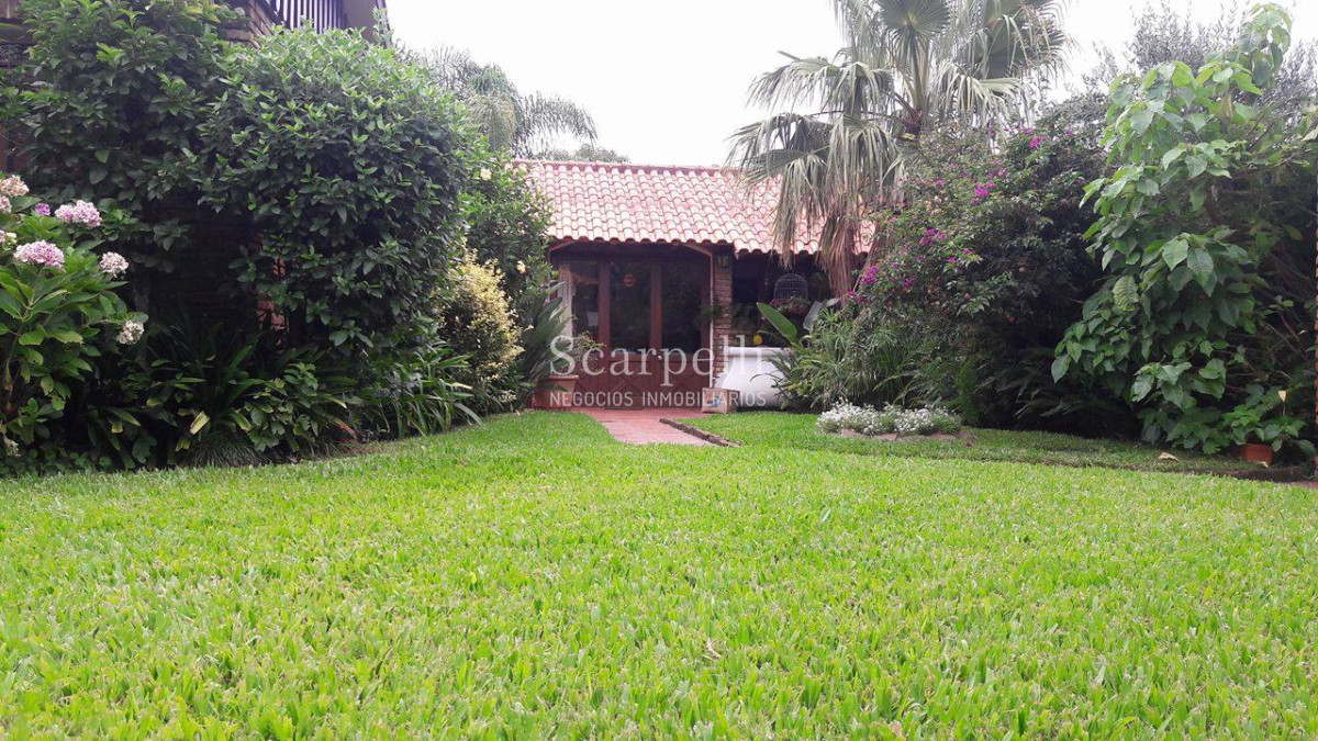 Casa ID.4626 - Arocena Próximo Venta Casa 1 planta Carrasco Tradicional 4 dormitorios 3 baños 2 Garages
