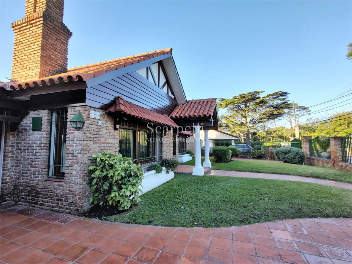 Casa ID.4626 - Arocena Próximo Venta Casa 1 planta Carrasco Tradicional 4 dormitorios 3 baños 2 Garages