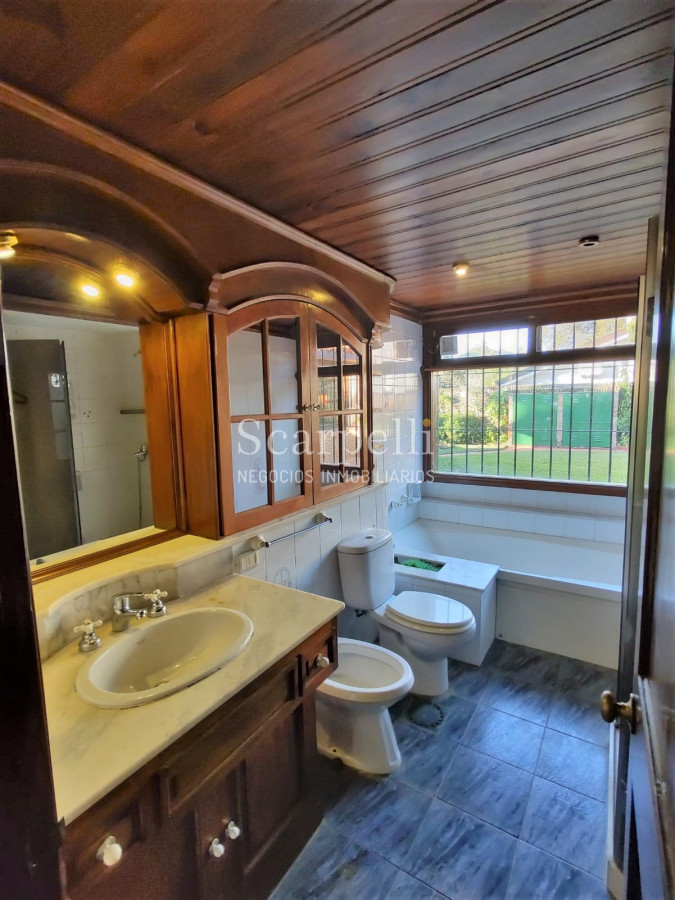 Casa ID.4626 - Arocena Próximo Venta Casa 1 planta Carrasco Tradicional 4 dormitorios 3 baños 2 Garages