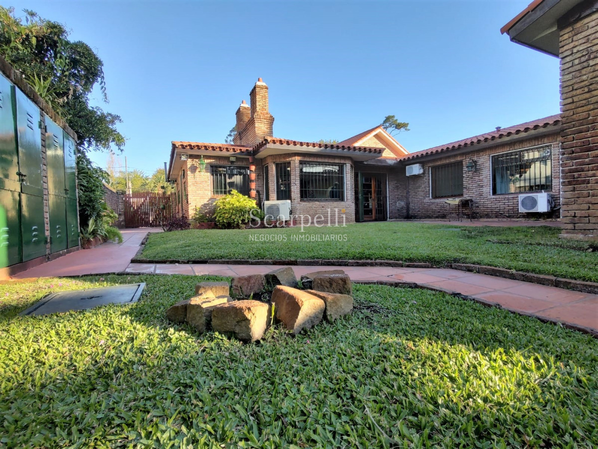 Casa ID.4626 - Arocena Próximo Venta Casa 1 planta Carrasco Tradicional 4 dormitorios 3 baños 2 Garages