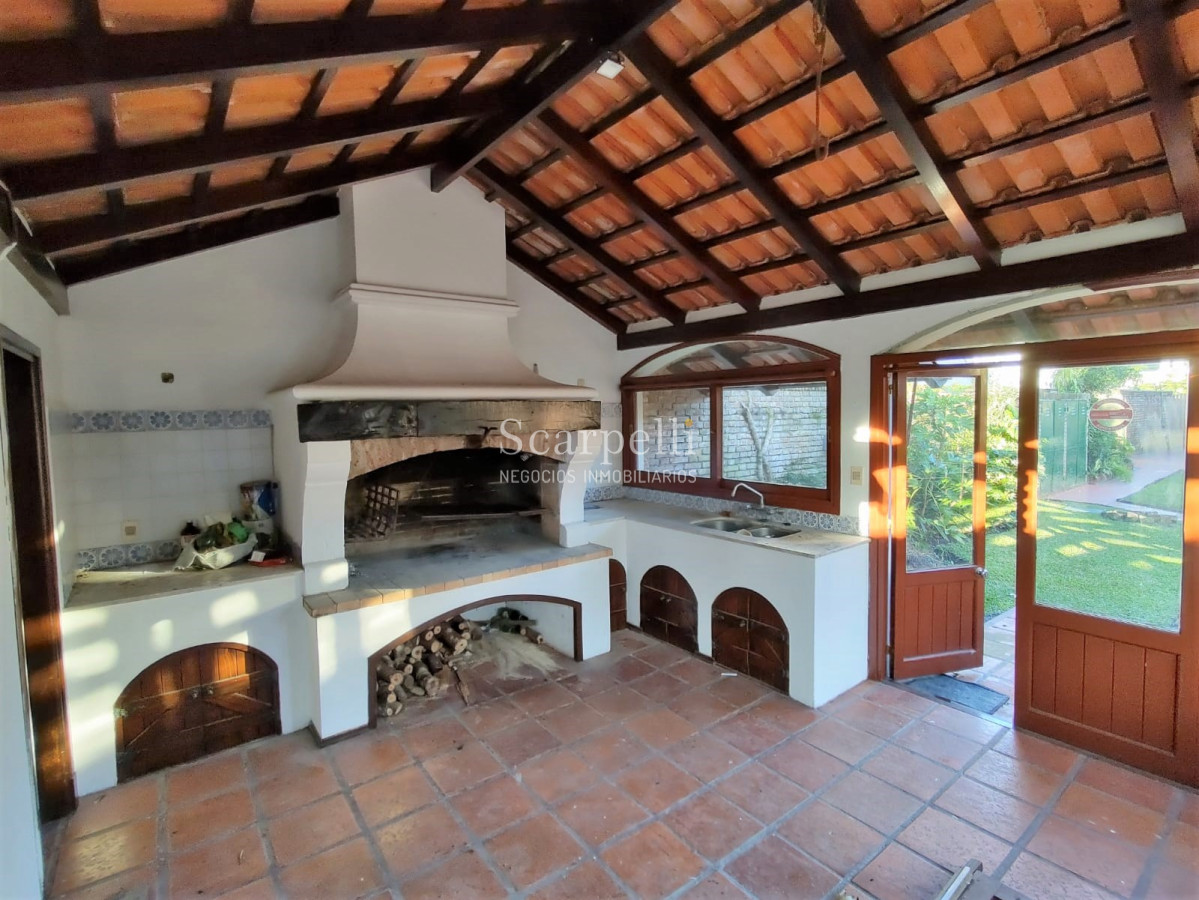 Casa ID.4626 - Arocena Próximo Venta Casa 1 planta Carrasco Tradicional 4 dormitorios 3 baños 2 Garages
