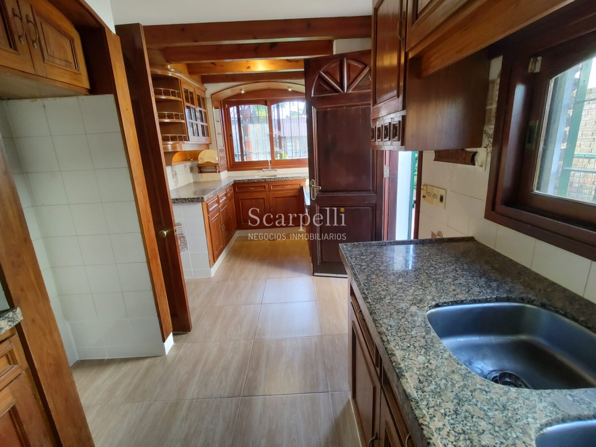 Casa ID.4626 - Arocena Próximo Venta Casa 1 planta Carrasco Tradicional 4 dormitorios 3 baños 2 Garages