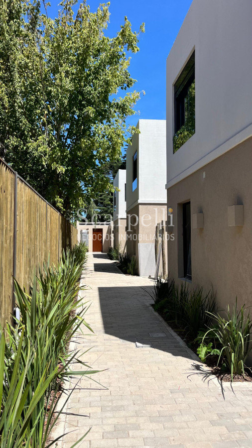 Casa ID.46858 - Estrene Barra de Carrasco 3 dormitorios 3 baños Patio con Parrillero Cochera Próximo Geant / Rambla / Pque. Roosevelt.-