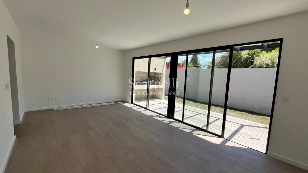 Casa ID.46858 - Estrene Barra de Carrasco 3 dormitorios 3 baños Patio con Parrillero Cochera Próximo Geant / Rambla / Pque. Roosevelt.-