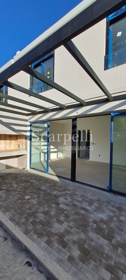 Casa ID.46858 - Estrene Barra de Carrasco 3 dormitorios 3 baños Patio con Parrillero Cochera Próximo Geant / Rambla / Pque. Roosevelt.-