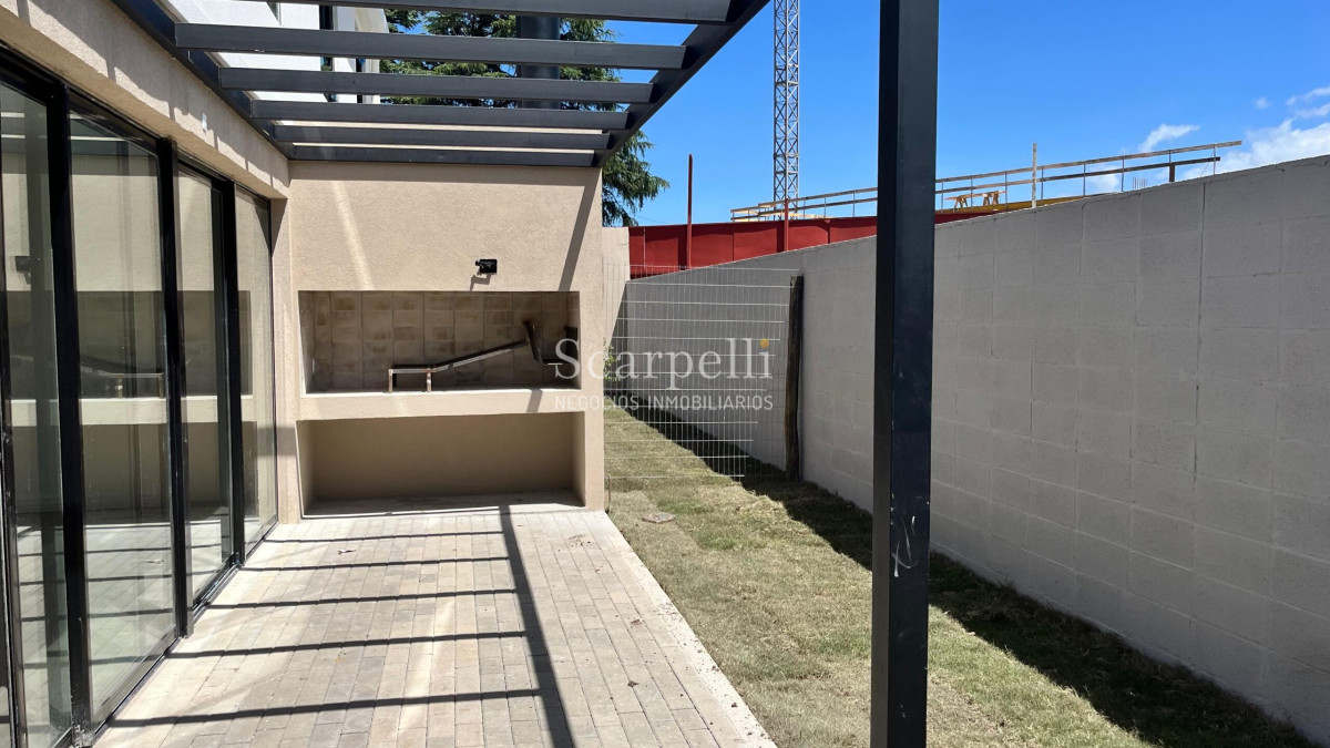 Casa ID.46858 - Estrene Barra de Carrasco 3 dormitorios 3 baños Patio con Parrillero Cochera Próximo Geant / Rambla / Pque. Roosevelt.-