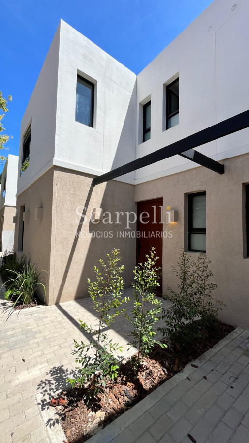 Casa ID.46858 - Estrene Barra de Carrasco 3 dormitorios 3 baños Patio con Parrillero Cochera Próximo Geant / Rambla / Pque. Roosevelt.-
