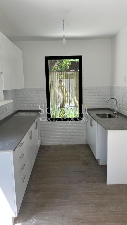 Casa ID.46858 - Estrene Barra de Carrasco 3 dormitorios 3 baños Patio con Parrillero Cochera Próximo Geant / Rambla / Pque. Roosevelt.-