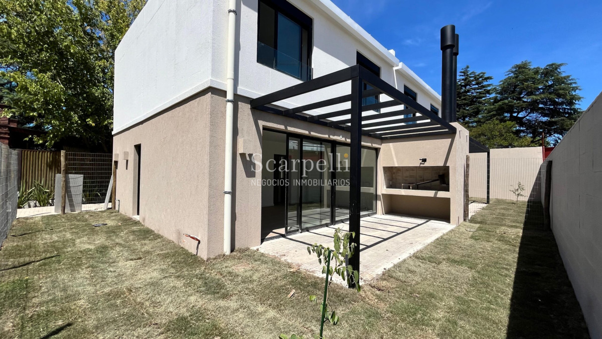 Casa ID.46858 - Estrene Barra de Carrasco 3 dormitorios 3 baños Patio con Parrillero Cochera Próximo Geant / Rambla / Pque. Roosevelt.-