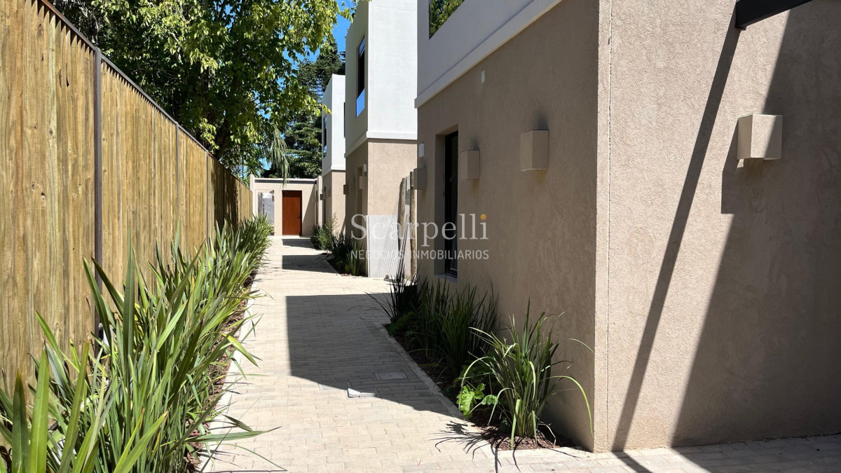 Casa ID.46858 - Estrene Barra de Carrasco 3 dormitorios 3 baños Patio con Parrillero Cochera Próximo Geant / Rambla / Pque. Roosevelt.-