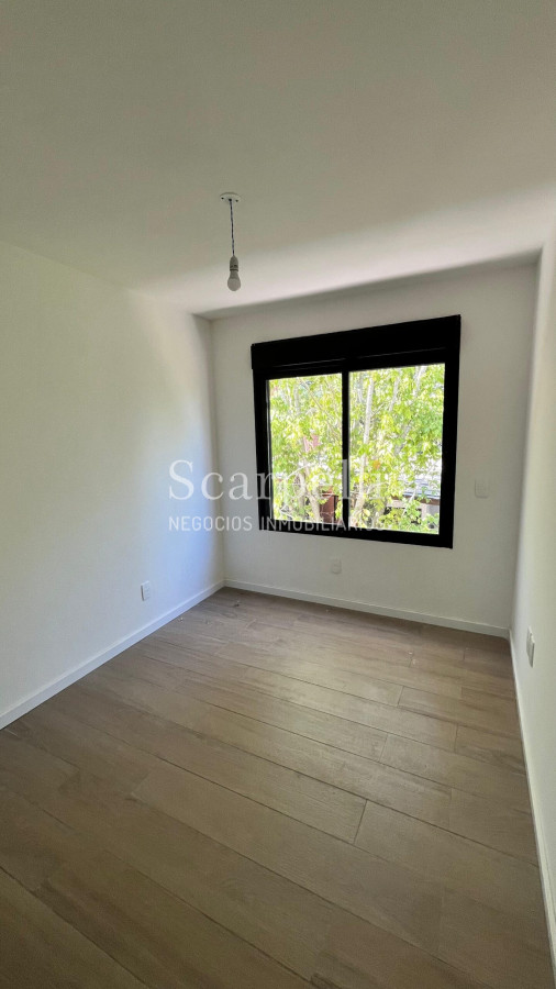 Casa ID.46858 - Estrene Barra de Carrasco 3 dormitorios 3 baños Patio con Parrillero Cochera Próximo Geant / Rambla / Pque. Roosevelt.-
