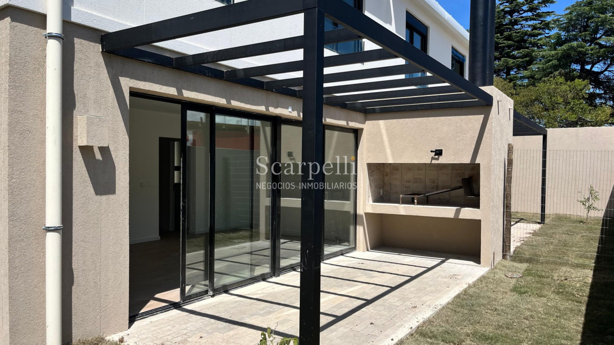 Casa ID.46858 - Estrene Barra de Carrasco 3 dormitorios 3 baños Patio con Parrillero Cochera Próximo Geant / Rambla / Pque. Roosevelt.-