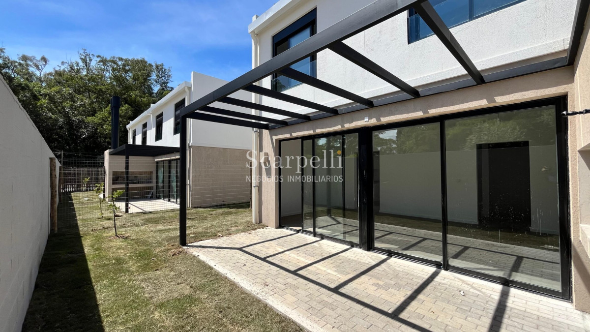 Casa ID.46858 - Estrene Barra de Carrasco 3 dormitorios 3 baños Patio con Parrillero Cochera Próximo Geant / Rambla / Pque. Roosevelt.-