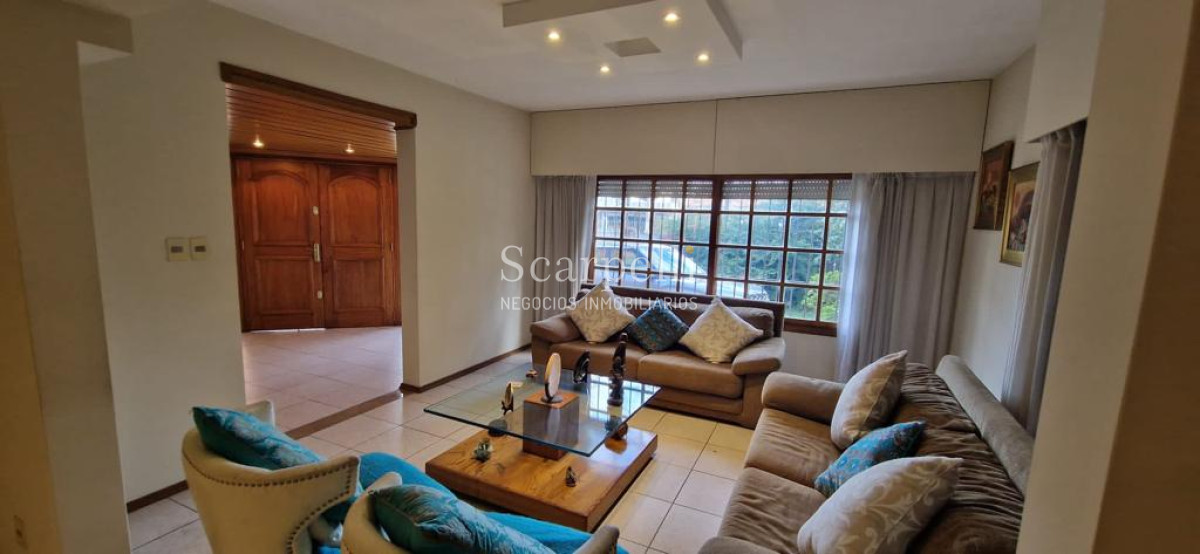 Casa ID.47584 - Malvin Importante Chalet de tejas Próximo Rambla y Club Malvin con todos los lujos modernos